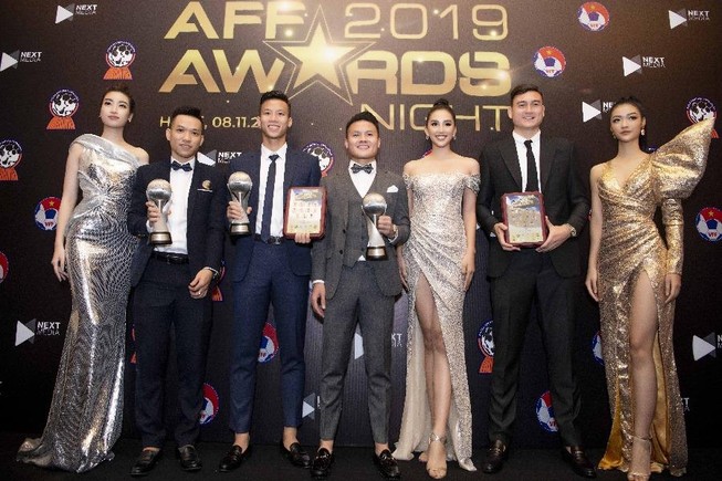 Các hoa hậu Miss World trở thành tâm điểm giữa dàn cầu thủ