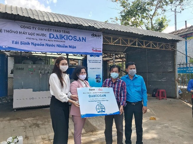 Á hậu Tường San chung tay cứu hạn mặn ở miền Tây