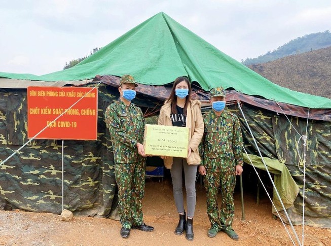 Lương Thùy Linh thăm và tặng quà chiến sĩ bộ đội biên phòng