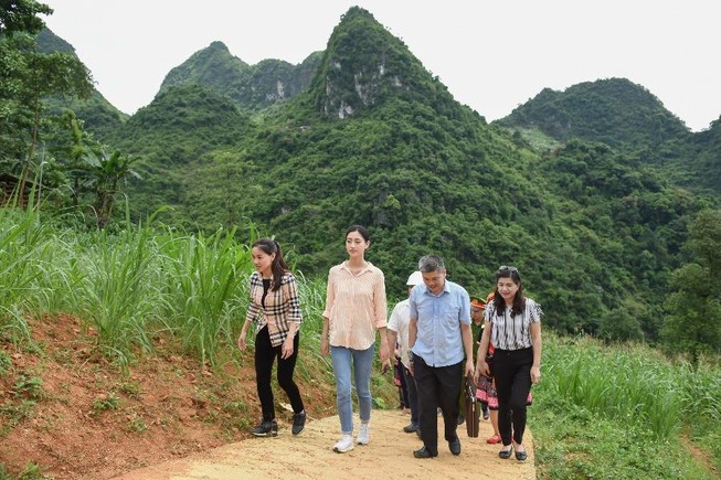 Hoa hậu Lương Thùy Linh khánh thành con đường tại Lũng Lìu