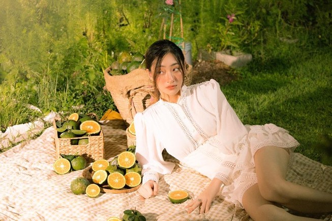 Lương Thuỳ Linh thả dáng đầy thơ mộng giữa vườn cam