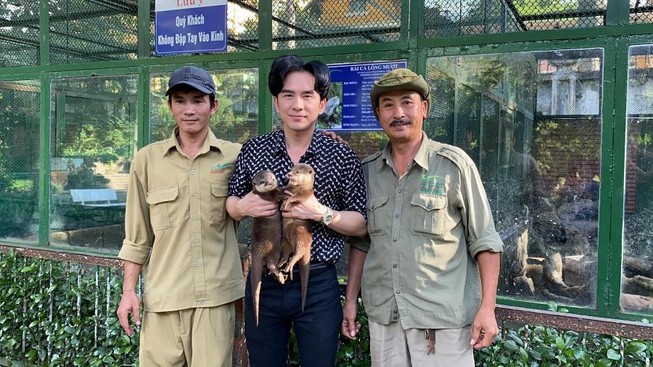 Đan Trường tặng lại 2 chú rái cá cho Thảo Cầm Viên