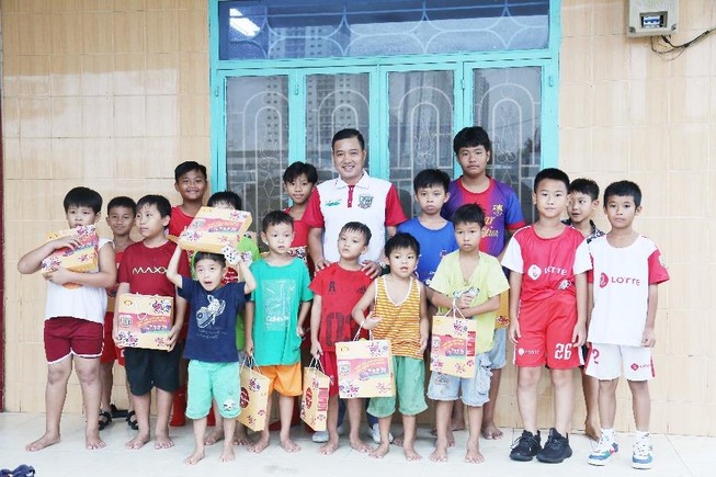 Nguyễn Hồng Sơn cùng học trò đội mưa trao bánh trung thu