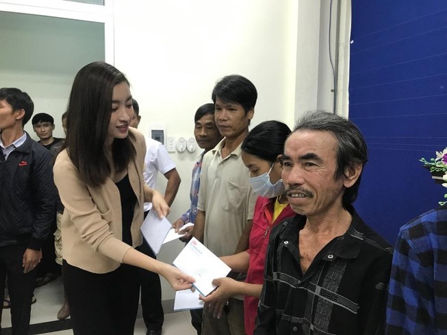 Dàn hậu mộc mạc, trao hơn 200 triệu cho đồng bào miền Trung
