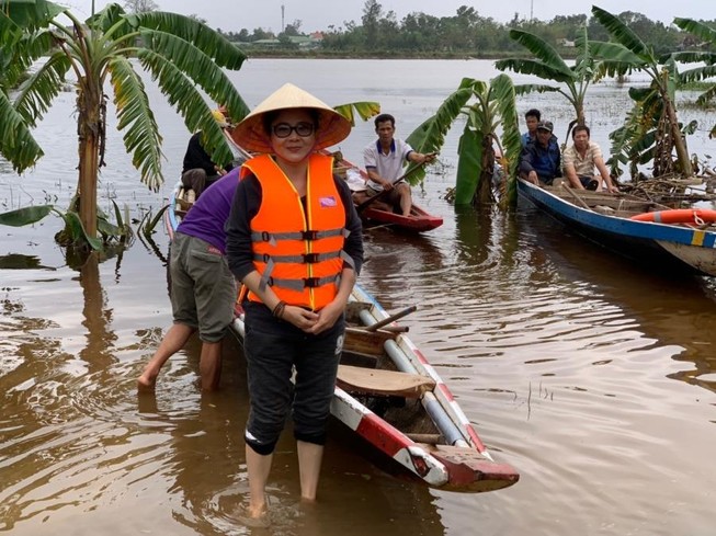 NSND Thanh Ngân trực tiếp trao quà cứu trợ người dân vùng lũ