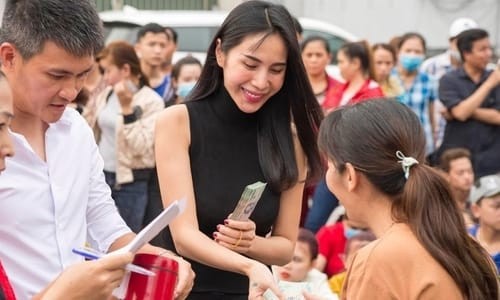 Thủy Tiên-Công Vinh tiếp tục cứu trợ người dân miền Trung