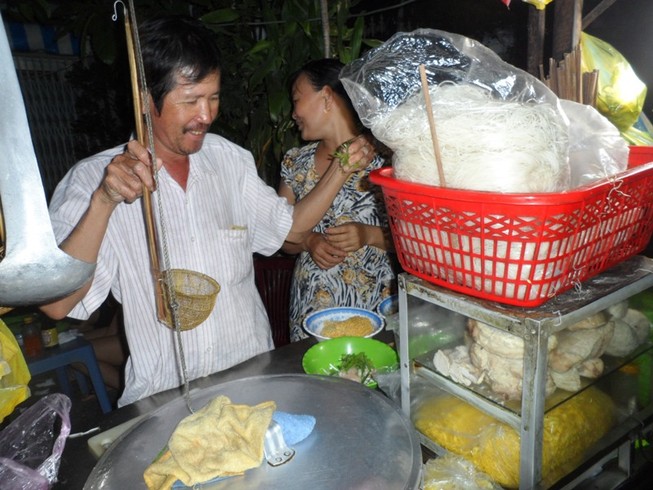'Hôm nay tôi phải về sớm để đưa bà ấy đi xem bắn pháo hoa'