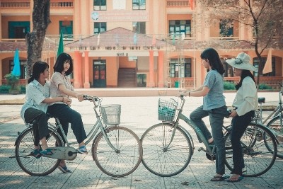 Quần loe, dép nhựa: Bộ ảnh kỉ yếu “chất nhất quả đất” đây rồi!