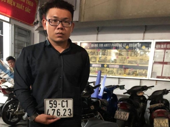 Nhận dư 1 thẻ giữ xe, quản lý trộm mô tô của khách