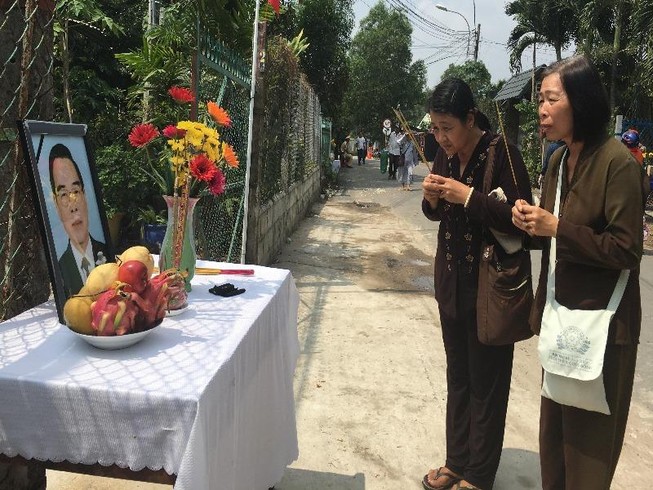 Dân đeo băng tang, lập bàn thờ tiễn bác Sáu Khải