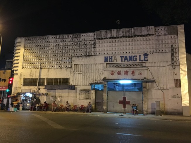 Cháy chung cư Carina: Chồng khóc lịm đón thi thể vợ con