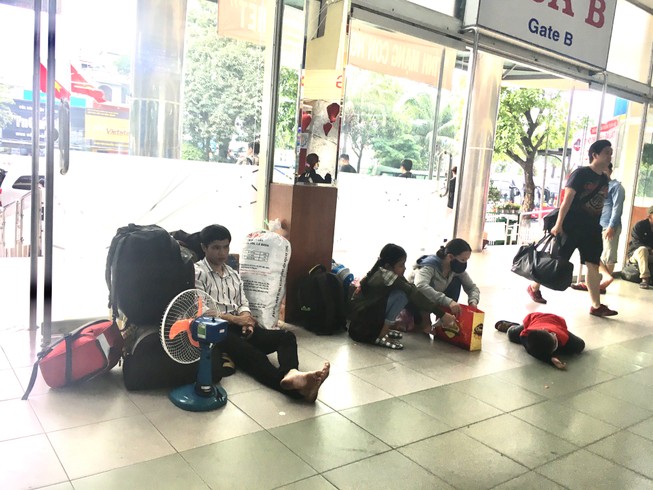 Những giấc ngủ chập chờn ở Bến xe Miền Đông ngày cận tết