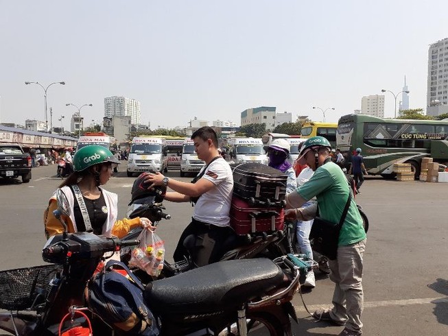 Người dân tay xách nách mang rời TP.HCM về quê ăn Tết
