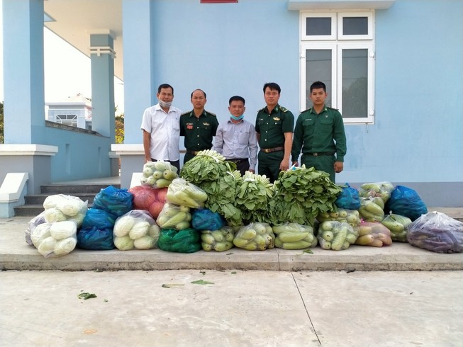 Người dân Tây Ninh gửi quà cho bộ đội biên phòng mùa COVID-19