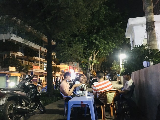 Cà phê cóc vẫn đông trong mùa dịch: Quận 4 chỉ đạo xử nghiêm