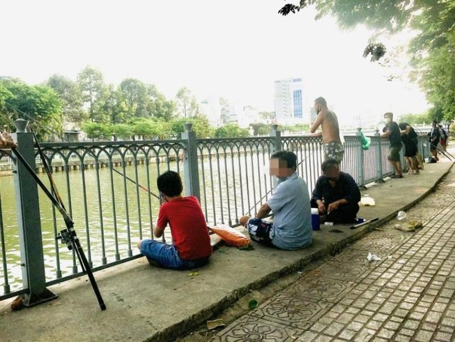 Vô tư tụ tập câu cá trên bờ kè Trường Sa mùa dịch