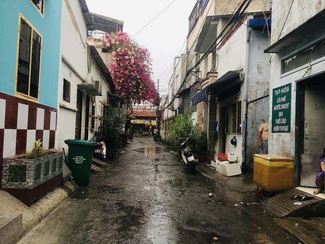 Mưa trắng trời ở nhiều quận huyện TP.HCM, dân đỡ ngột ngạt