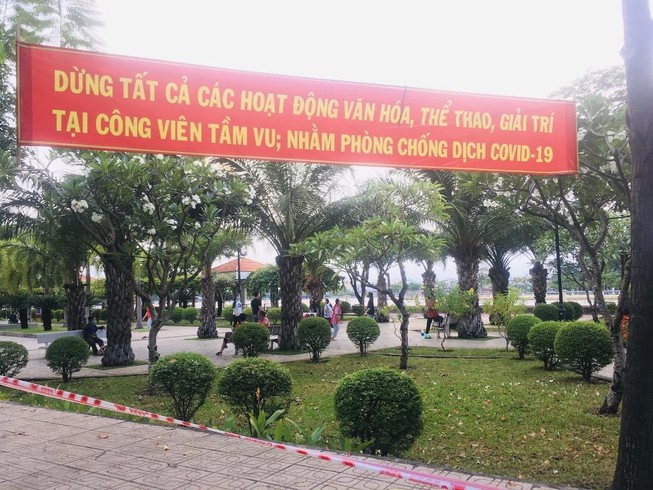 Dân chui qua dây chắn vào công viên tụ tập, ‘quên’ khẩu trang