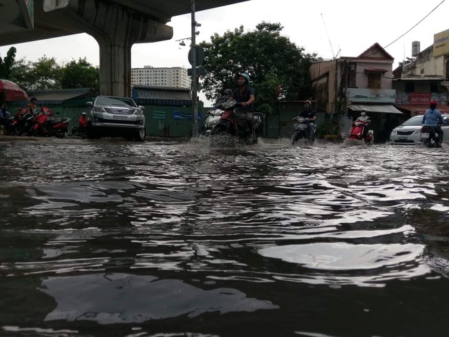 Đường hóa sông, người Sài Gòn bì bõm trong cơn mưa tầm tã