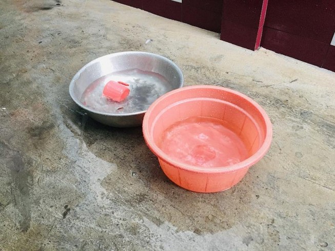 Mưa lớn giờ tan tầm, dân mang xô chậu hứng nước lau nhà