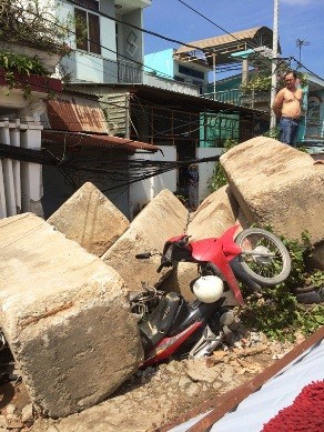 Khối bê tông chục tấn nghiêng đổ, đè nát 4 xe máy