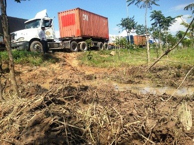 Xe container va cột đèn, cọc tiêu rồi lao xuống hào