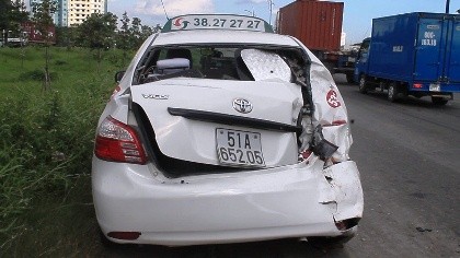 Taxi móp đuôi, xe tải móp đầu sau cú tông kịch liệt