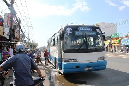 Xe buýt bốc khói dữ dội, hơn 40 hành khách chen nhau tháo chạy