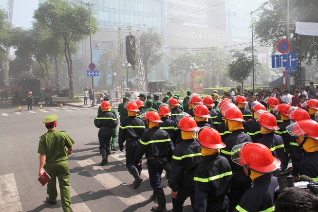 Hàng ngàn người diễn tập chữa cháy ở trung tâm Sài Gòn