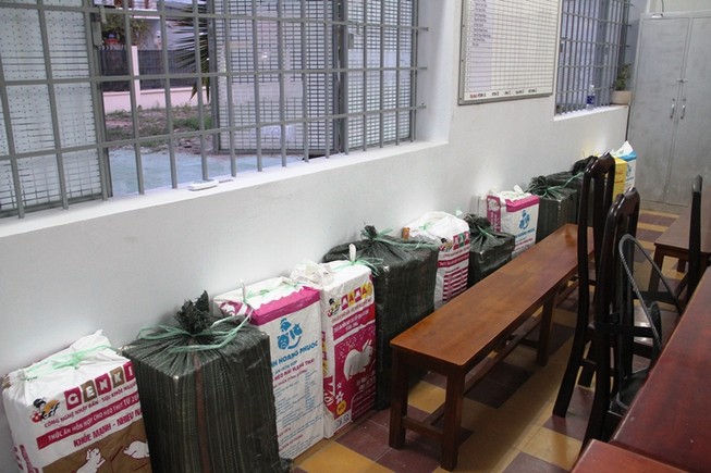 Bắt xe ô tô 'nhét' 7.200 gói thuốc lá lậu