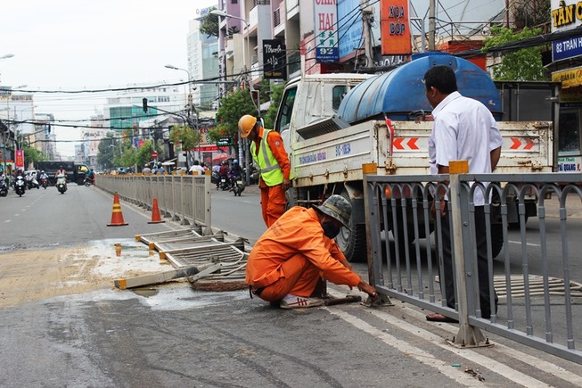 Xe tải 'đấu đầu' taxi sau khi húc văng 10 m dải phân cách