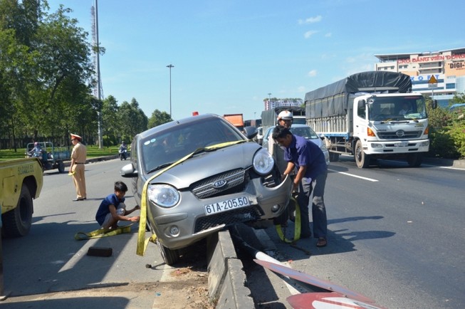 Nữ tài xế lái xe tông gãy biển báo, lao lên dải phân cách