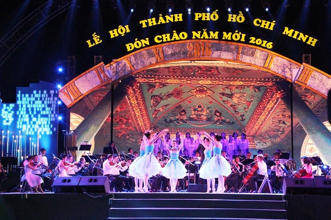 Người dân hào hứng xem chương trình nghệ thuật mừng năm mới