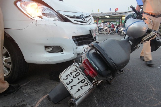 Thanh niên chạy ngược chiều bị taxi hất lên nắp capô