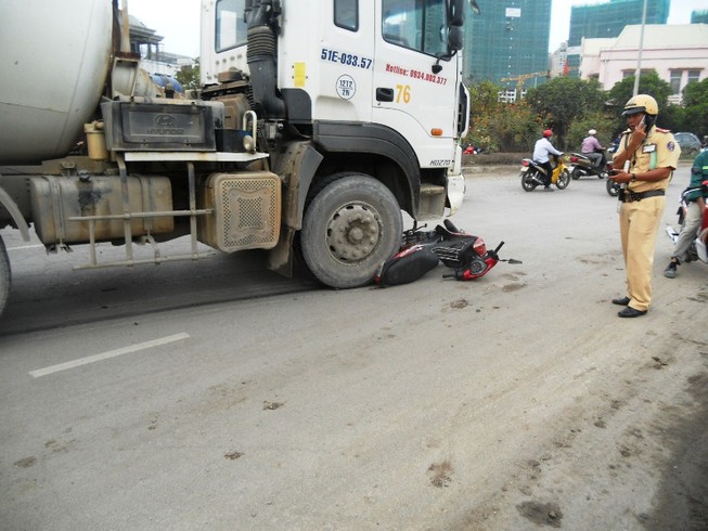 Nữ công nhân bị xe bồn kéo lê hàng chục mét khi đi làm