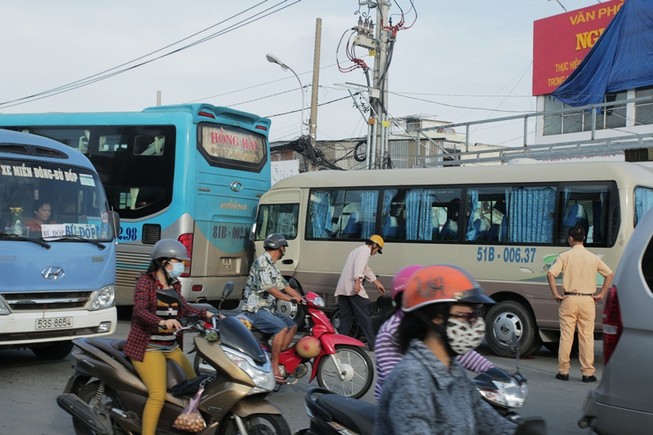 Xe khách va chạm liên hoàn, gần trăm hành khách kêu cứu