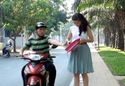 Cướp giật điện thoại xong giả công an xin mật khẩu và iCloud