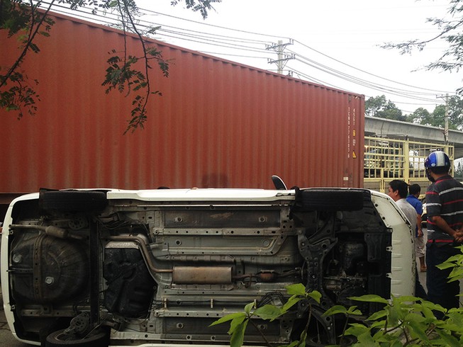 2 người kêu cứu trong xế hộp bị container tông lật