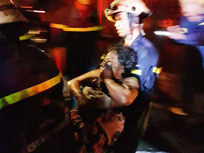 Cứu kịp 3 người kẹt trong đám cháy ở khu Lữ Gia