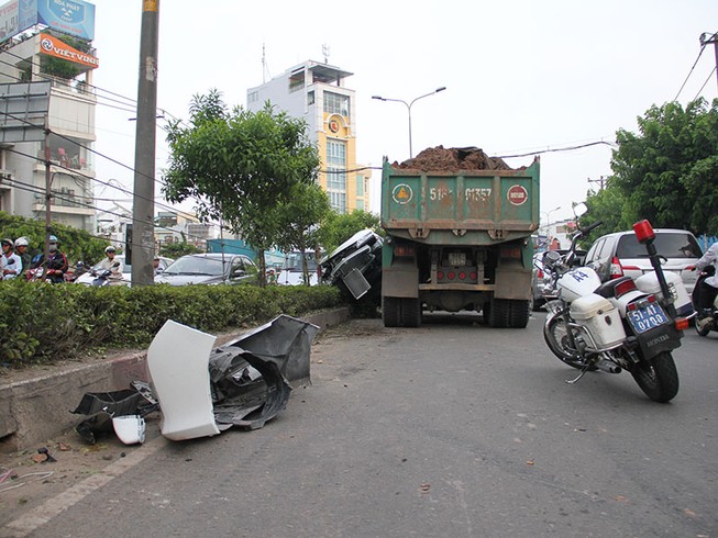 Xe ben húc văng ô tô 4 chỗ trên đường Cộng Hòa