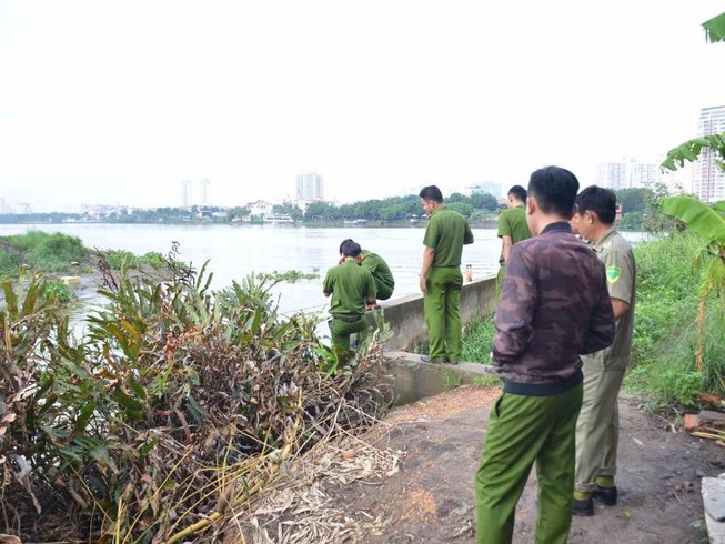 Phát hiện thi thể đàn ông sát bờ kênh ở Bình Thạnh