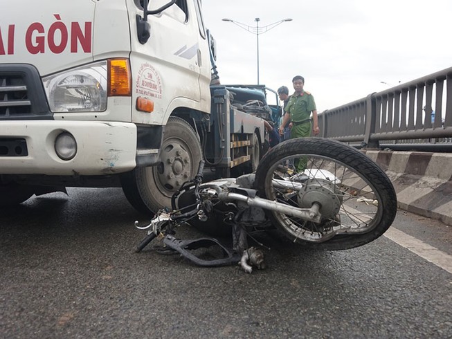 Xe ben cuốn người và xe máy trên cầu Tham Lương