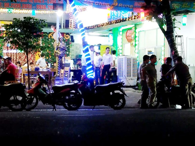 Hàng chục thanh niên ném đá vào quán ăn ở TP.HCM