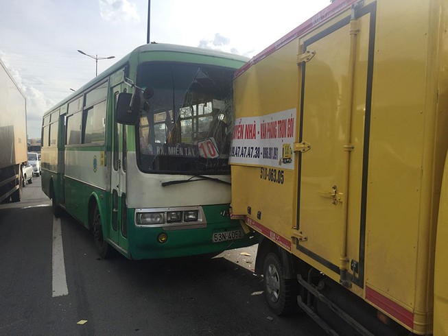 Xe buýt gây tai nạn liên hoàn trên Xa lộ Hà Nội