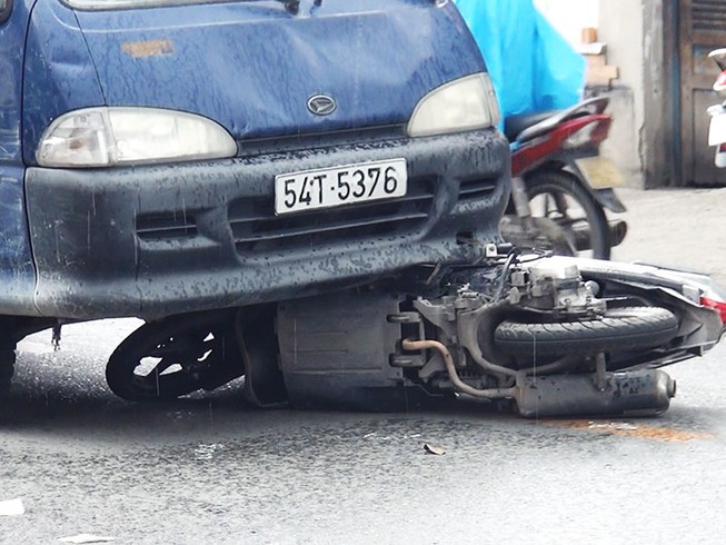 Ngã ra đường, người chồng bị xe tải cuốn vào gầm