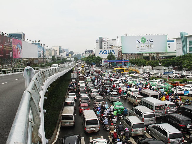 Kẹt xe chưa từng có ở Tân Sơn Nhất, dù mới xây cầu vượt