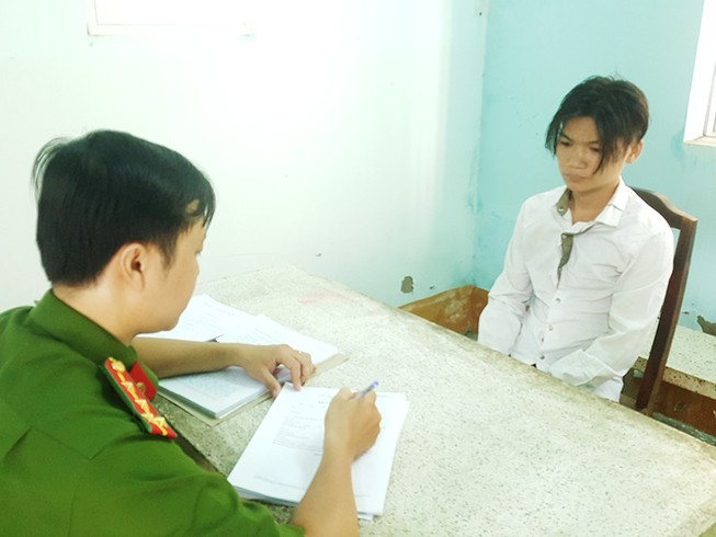 Cứa cổ nạn nhân cướp xe trên đường phố ở TP.HCM