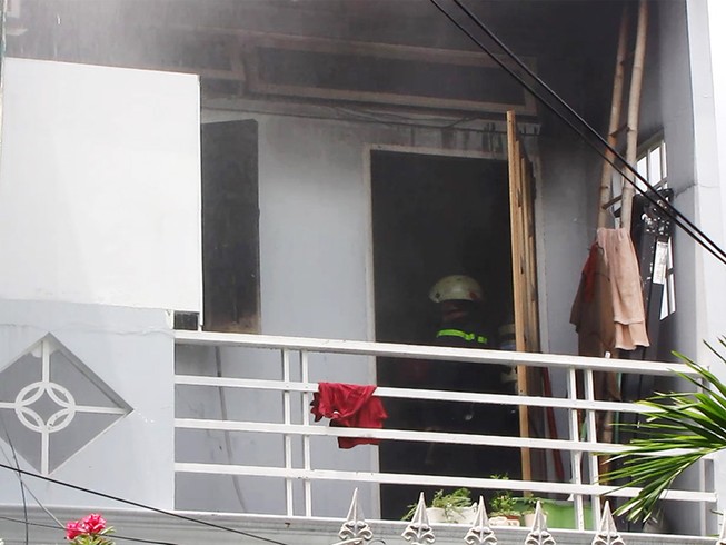 Cô gái nhảy từ lầu 1 của căn nhà đang cháy