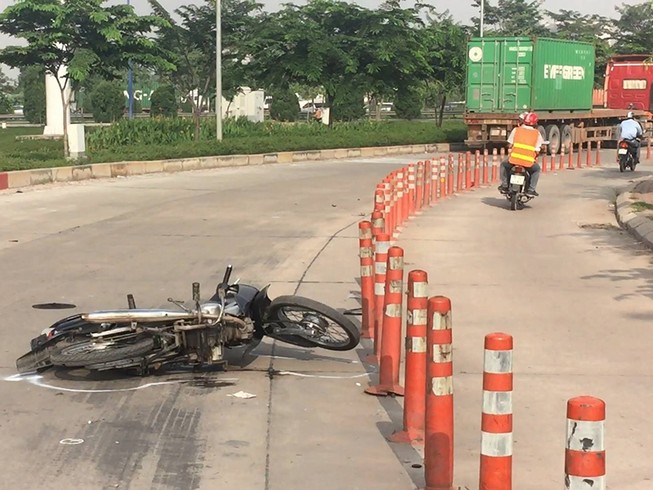 Tông vào container, 1 người nguy kịch