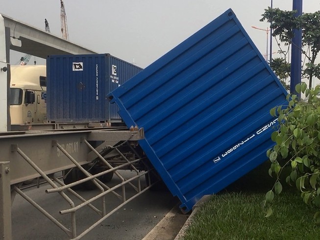 Đang chạy, container rơi thùng xuống xa lộ Hà Nội